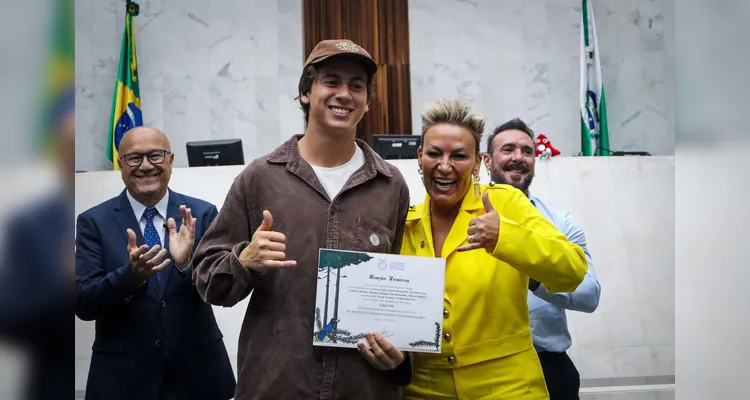 Atletas e técnicos, um por um, receberam a homenagem.