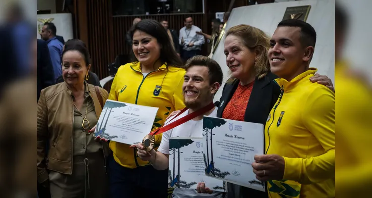 Atletas e técnicos, um por um, receberam a homenagem.