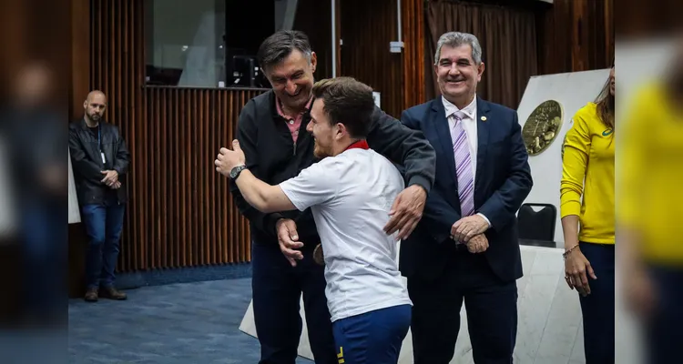 Atletas e técnicos, um por um, receberam a homenagem.