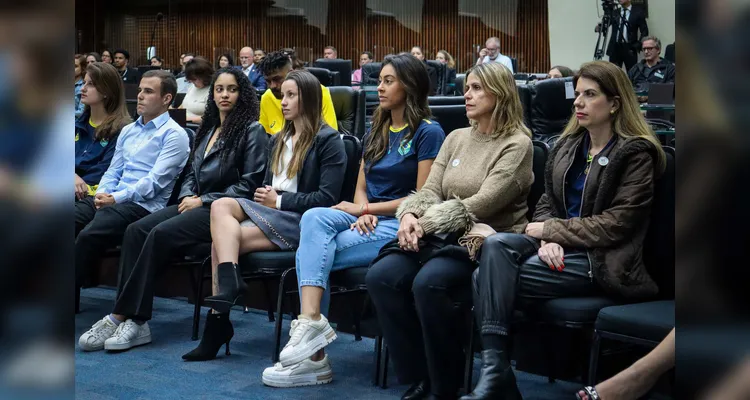 Atletas e técnicos, um por um, receberam a homenagem.