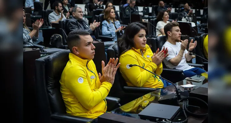 Atletas e técnicos, um por um, receberam a homenagem.