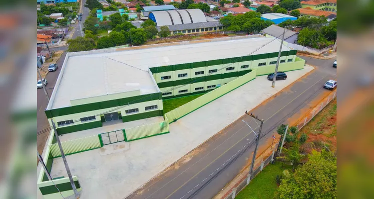 Crianças conheceram a escola e vibraram com o amplo e moderno espaço para estudos.