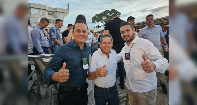 O prefeito de São João do Triunfo, Mario Cezar, o prefeito de Ortigueira, Ary Mattos, e o vice-prefeito de São João do Triunfo, Cristian Borges, se encontraram no evento.