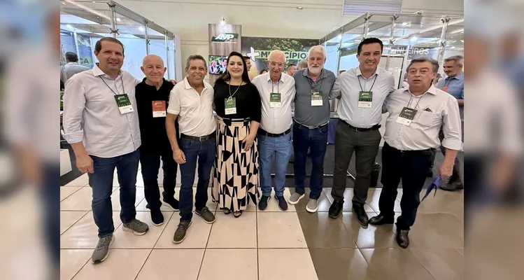 Ary Mattos, a prefeita de Carambeí, Elisangela Pedroso, e o prefeito de Castro, Dr. Reinaldo Cardoso, se reuniram com demais representantes municipais.