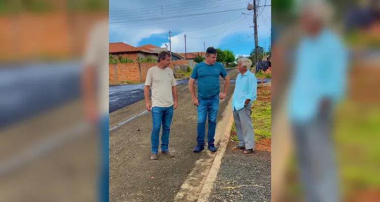 O prefeito também esteve com moradores da região.