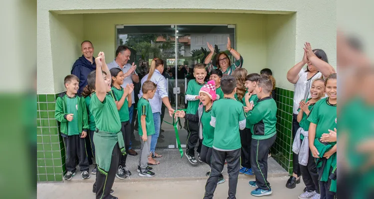 Crianças conheceram a escola e vibraram com o amplo e moderno espaço para estudos.