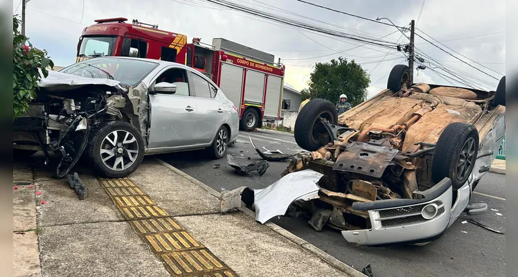 Equipes do Corpo de Bombeiros estão no local