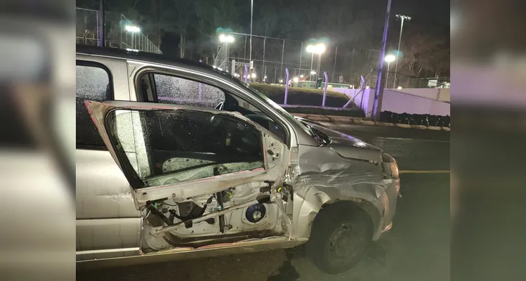 Veículo Fiat Uno envolvido na colisão.