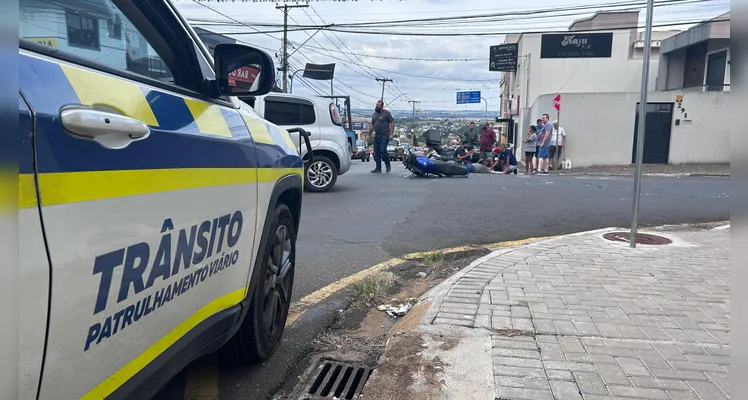 Colisão entre carro e moto deixa três feridos, em Oficinas |