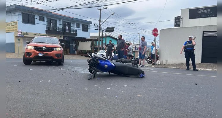 Colisão entre carro e moto deixa três feridos, em Oficinas |