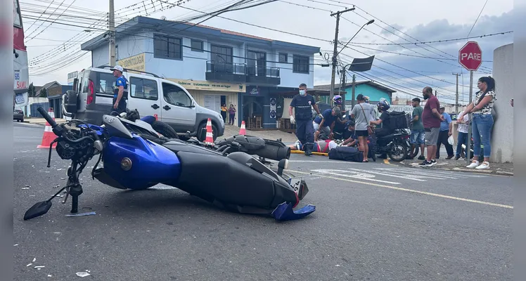 Colisão entre carro e moto deixa três feridos, em Oficinas |