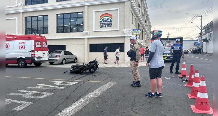 Colisão entre carro e moto deixa três feridos, em Oficinas |