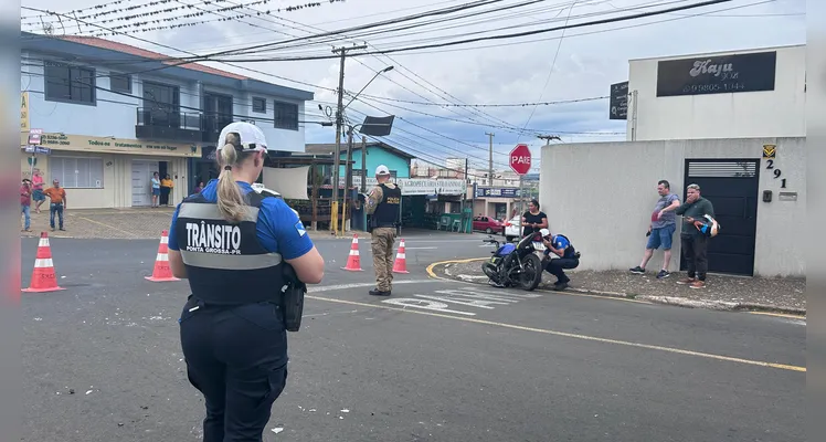 Colisão entre carro e moto deixa três feridos, em Oficinas |