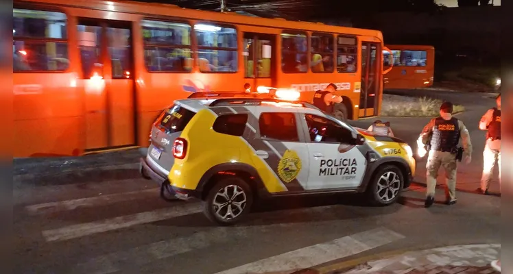 Ciclista fica ferido ao colidir contra caminhão guincho, em rotatória da região central de Ponta Grossa, na noite desta sexta-feira (7) -