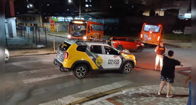 Ciclista fica ferido ao colidir contra caminhão guincho, em rotatória da região central de Ponta Grossa, na noite desta sexta-feira (7) -