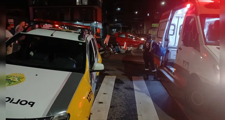 Ciclista fica ferido ao colidir contra caminhão guincho, em rotatória da região central de Ponta Grossa, na noite desta sexta-feira (7) -