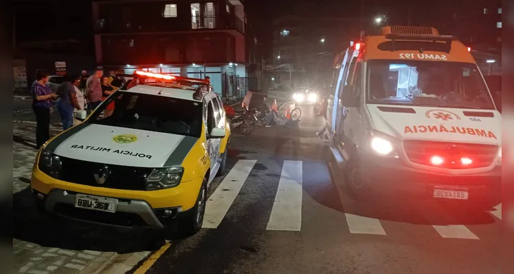 Ciclista fica ferido ao colidir contra caminhão guincho, em rotatória da região central de Ponta Grossa, na noite desta sexta-feira (7) -