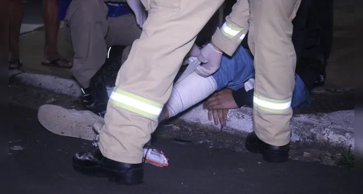 Motociclista teve um corte na perna esquerda.