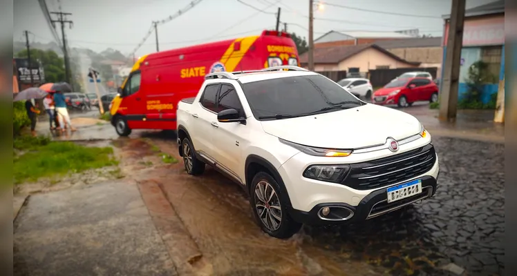 Fiat Toro seguia pela rua Toledo, no Bonsucesso.