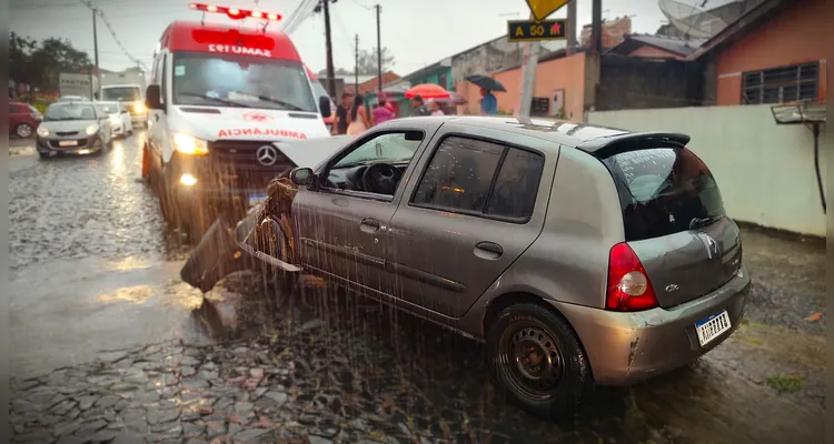 Renault Clio colidiu na traseira o Fiat Toro.