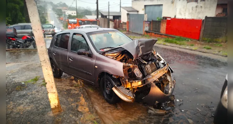 No Renault Clio estava a condutora, de 20 anos.