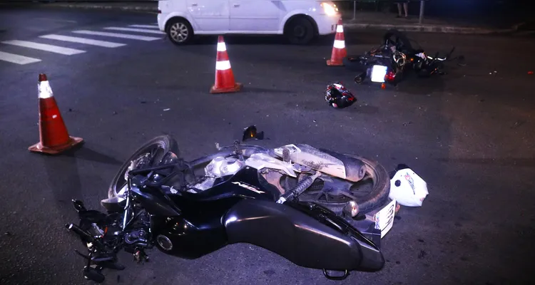 Uma das motos seguida no sentido Centro/Bairro, na Carlos Cavalcanti.