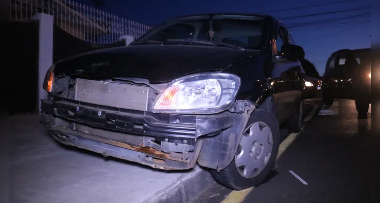 Celta e moto colidem na 'Palmeirinha' e homem fica ferido em PG