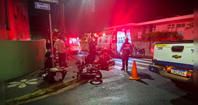 Motociclista colidiu contra uma viatura do Samu.