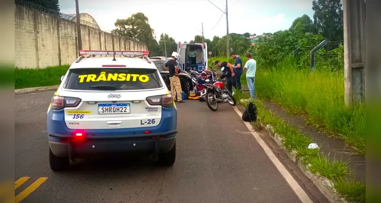 Equipe de Trânsito também esteve no local fazendo a devida sinalização.