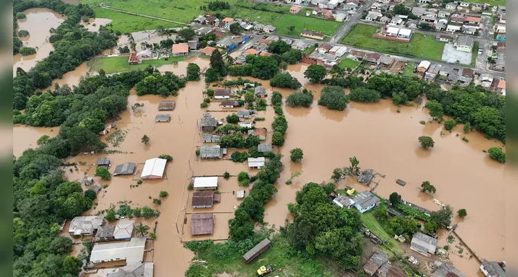 O número total de pessoas atingidas está sendo apurado pela Defesa Civil.