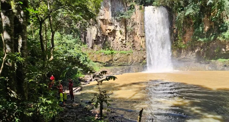 Cachoeira fica no interior de Irati.