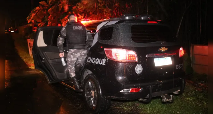 Motorista perde o controle da direção, cai com carro em córrego e é salvo por policiais do Pelotão de Choque, em Ponta Grossa |