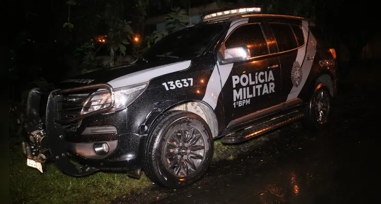 Motorista perde o controle da direção, cai com carro em córrego e é salvo por policiais do Pelotão de Choque, em Ponta Grossa |