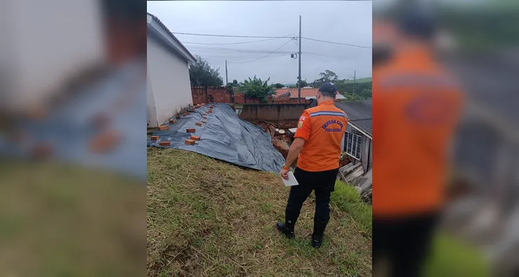 Duas casas foram interditadas.