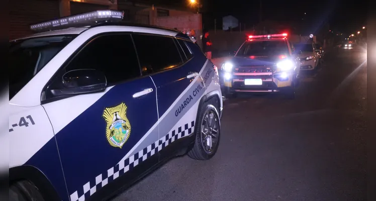 Colisão entre carros termina em perseguição em bairro de PG