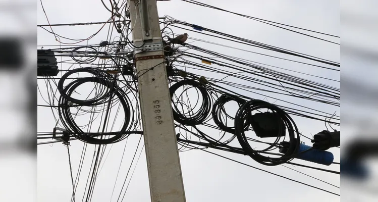 Prestadores de serviço concordaram que o emaranhado de fios e até cabos soltos em toda a área urbana causam transtornos.