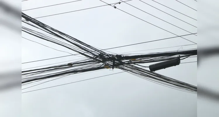 Prestadores de serviço concordaram que o emaranhado de fios e até cabos soltos em toda a área urbana causam transtornos.