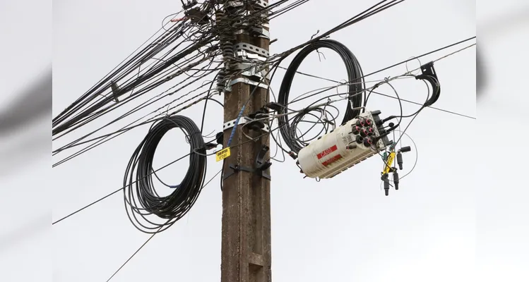 Prestadores de serviço concordaram que o emaranhado de fios e até cabos soltos em toda a área urbana causam transtornos.