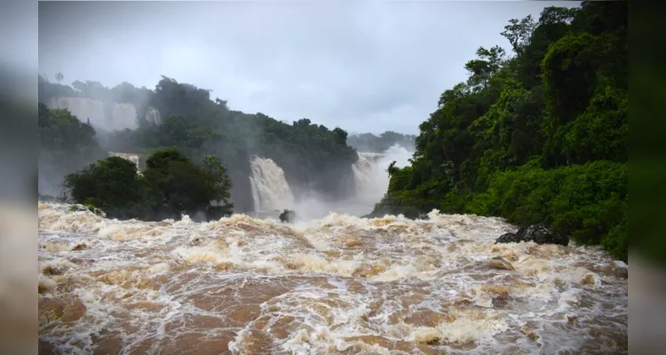 Alta vazão se deve as fortes chuvas que atingem o Paraná.