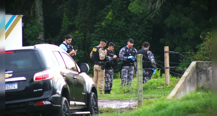 Equipes das policiais Civil e Militar estiveram no local da ocorrência.