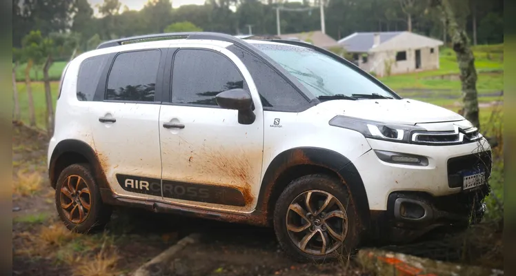 Veículo Citroën foi furtado na madrugada desta segunda-feira (3).