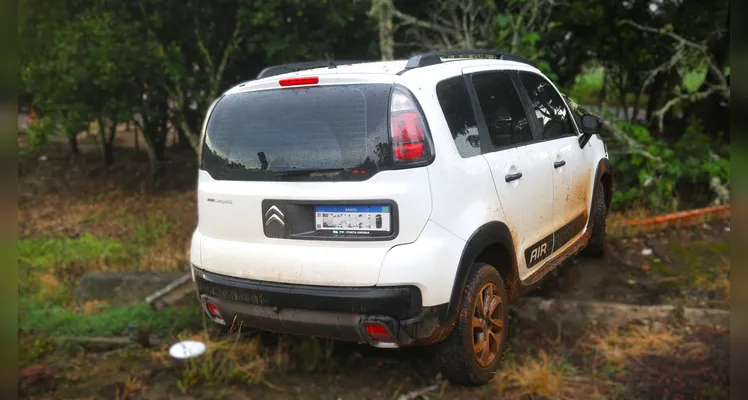 Carro foi furtado na região do Núcleo Pitangui, antes de 'bater' contra cerca.