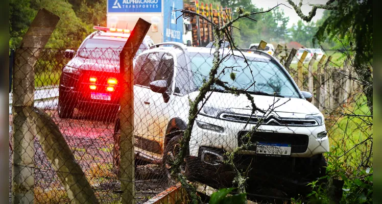 Carro colidiu contra cerca, às margens da rodovia PR-151.