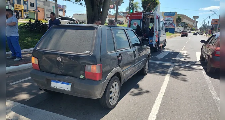 Fiat Uno aguardava semáforo abrir.