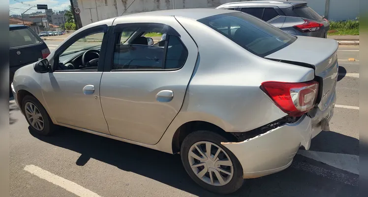 Renault Logan envolvido no engavetamento.