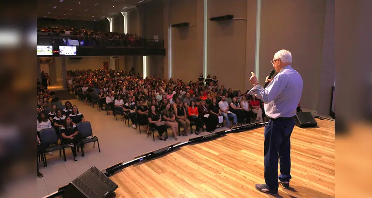 Evento reuniu mais de mil funcionários no auditório de uma igreja da cidade.