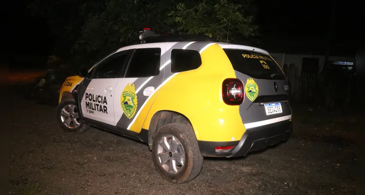 Homem é preso pela PM depois de desferir golpe de facão em outro indivíduo, em Ponta Grossa |