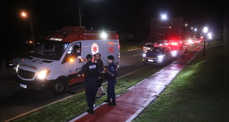 Piloto de motocicleta fica gravemente ferido após colidir contra uma caminhonete, no bairro Oficinas, em Ponta Grossa |