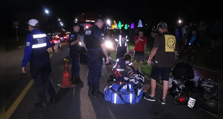 Piloto de motocicleta fica gravemente ferido após colidir contra uma caminhonete, no bairro Oficinas, em Ponta Grossa |