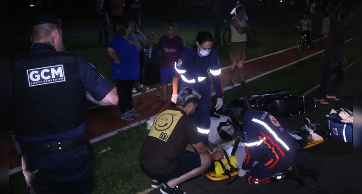 Piloto de motocicleta fica gravemente ferido após colidir contra uma caminhonete, no bairro Oficinas, em Ponta Grossa |